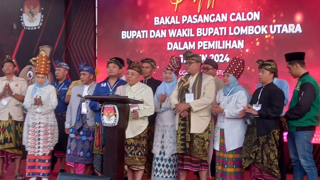 Najmul-Kus bersama ketua partai pengusung saat mendaftar di KPU Lombok Utara, Rabu (28/08/2024).