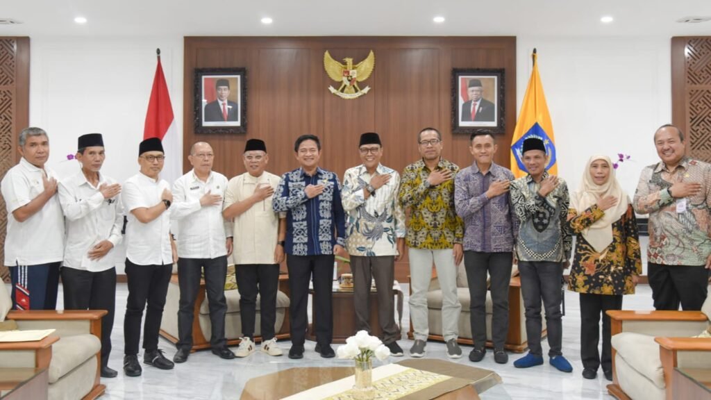 PJ Gubernur NTB Hassanudin menerima audiensi para Komisioner KPU NTB beserta jajaran, Jumat (2/8/2024).