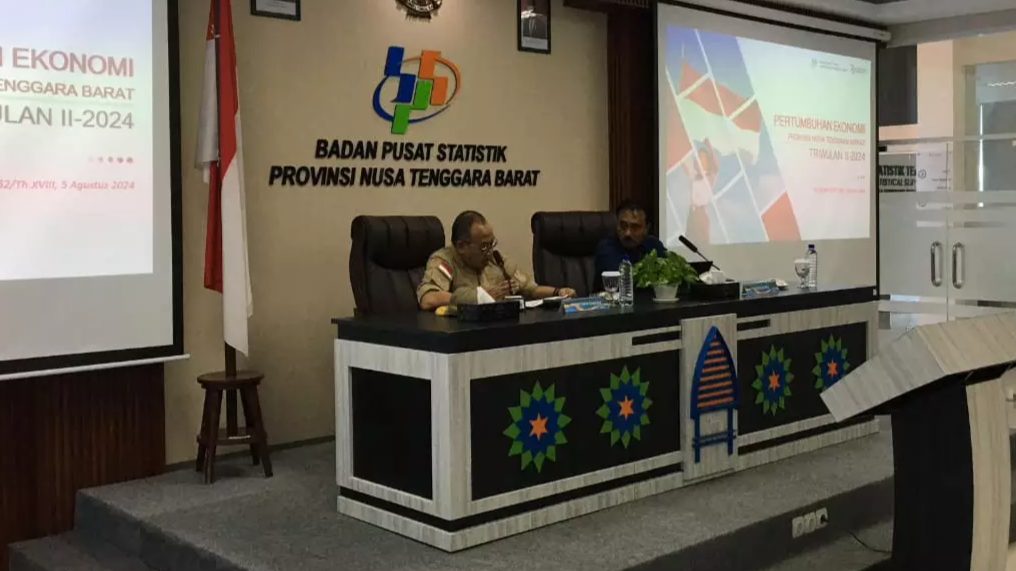 Sekda NTB Lalu Gita Ariadi saat menghadiri rilis statistik di aula Tambora BPS Provinsi NTB, Senin (05/08/2024).