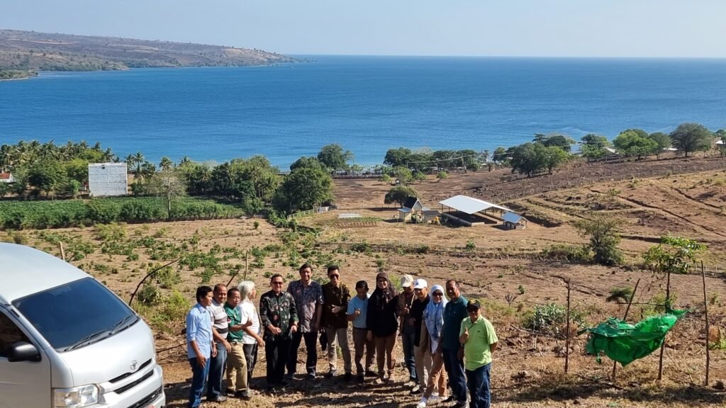 PJ Wali Kota Bima, Ir. H. Mohammad Rum, MT bersama Rombongan ITS meninjau lokasi yang rencananya akan dibangun Kampus Satelit dan Laboratorium Satelit di Kelurahan Kolo, Minggu (4/82024).