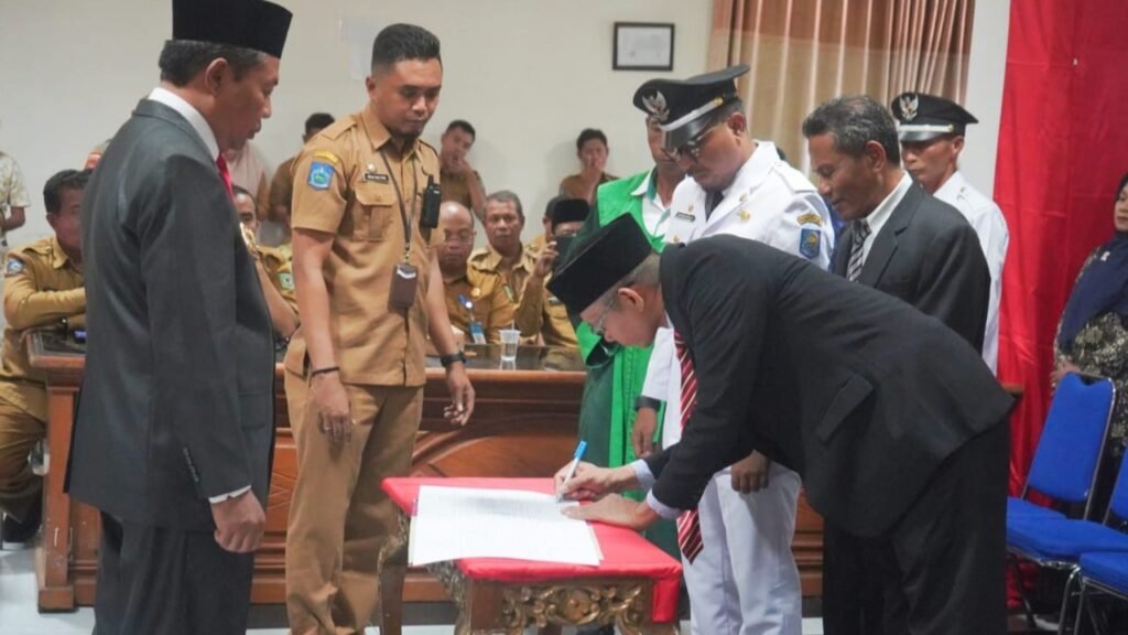 Penjabat Wali Kota Bima, Drs. H. Mukhtar, M.H menghadiri acara Pelantikan dan Pengambilan Sumpah Jabatan Pejabat Administrator, Pejabat Pengawas dan Pejabat Fungsional di Lingkungan Pemerintah Kota Bima, berlangsung di Aula Kantor Wali Kota Bima, Senin (19/8/2024).