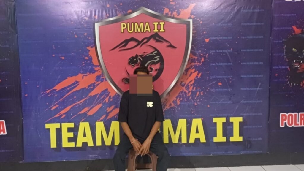 Pria inisial AM (27), pegawai swasta asal Kecamatan Asakota, Kota Bima diamankan polisi karena menganiaya seorang wanita hingga babak belur.