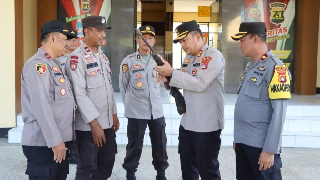 Kapolsek Rasanae Timur, Ipda Suhadak serahkan senpi rakitan kepada Kapolres Bima Kota, AKBP Yudha Pranata.