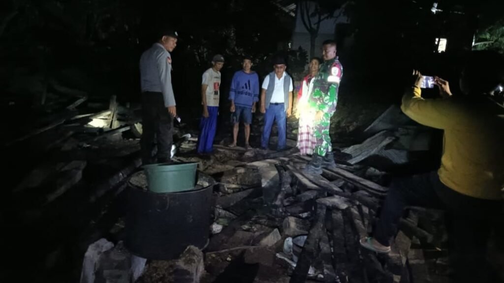 Kandang hewan ternak milik Artinep, perempuan 50 tahun di Dusun Bimbi Jangkar Desa Sama Guna, Kecamatan Tanjung Kabupaten Lombok Utara terbakar, Senin (26/08/2024).