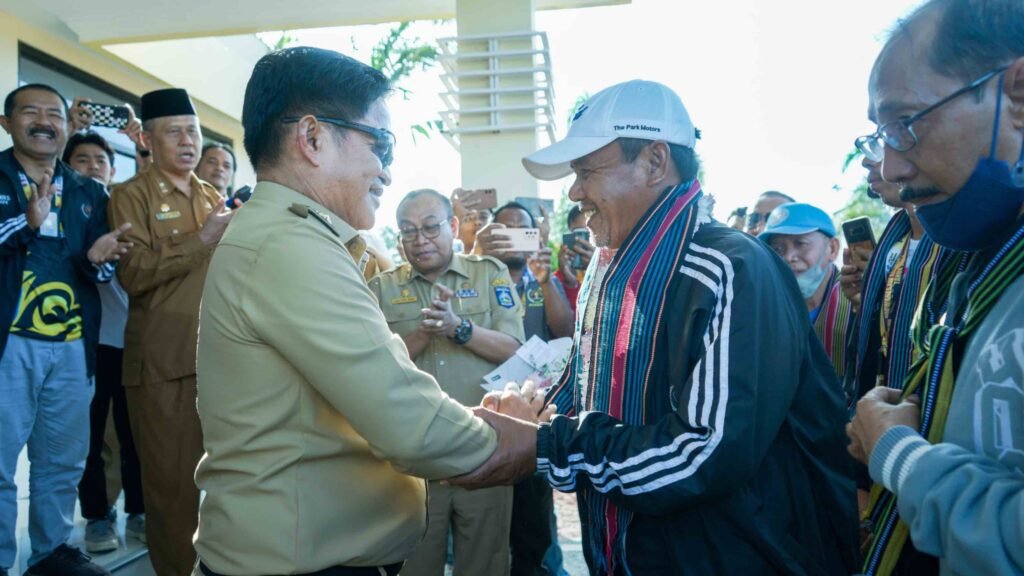 Pj Gubernur NTB, Hassanudin menyambut Kontingen Pekan Olahraga Wartawan Nasional (Porwanas) 2024 PWI NTB di VIP Bandara BIZAM, Lombok Tengah, Senin (26/8/24).