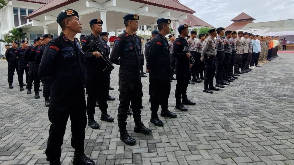 Sebanyak 160 Personel Polres Lombok Tengah disiagakan untuk mengamankan jalannya pendaftaran bakal calon Bupati dan Wakil Bupati Kabupaten Lombok Tengah di kantor KPU. 