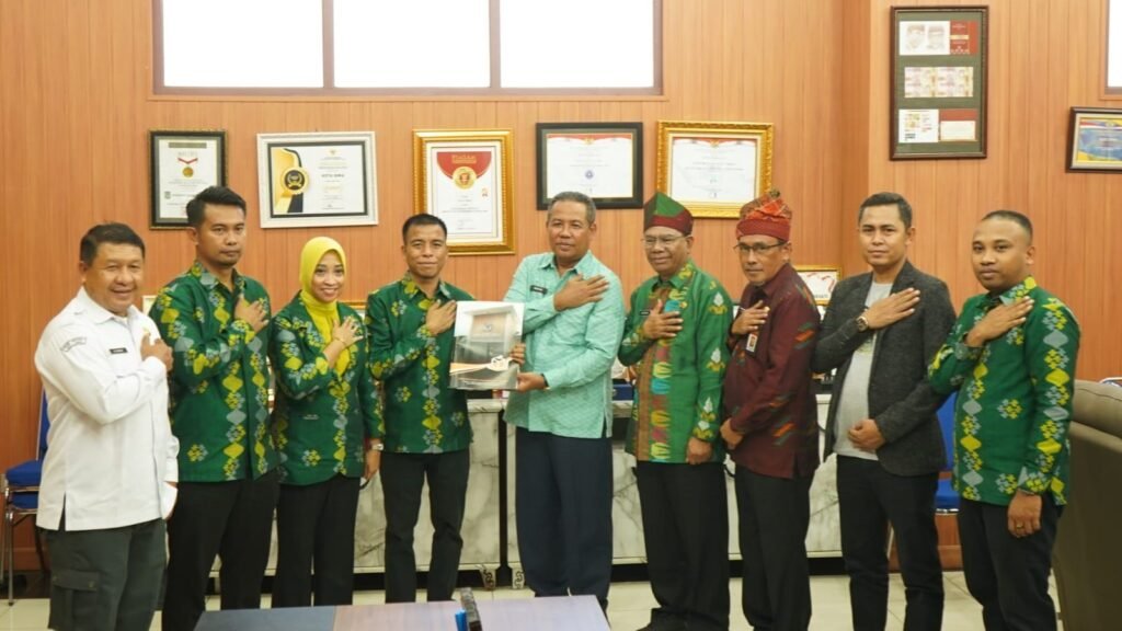 Pj. Wali Kota Bima, Drs. H. Mukhtar, M.H didampingi Kepala Kesbangpol Kota Bima, Muh. Hasyim, S.Sos, M.Ec.Dev menerima kunjungan silaturrahim Komisioner dan Anggota Komisi Pemilihan Umum (KPU) Kota Bima.