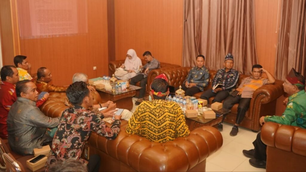 Pj. Sekda Kota Bima, Drs. H. Supratman, M.AP memimpin Rapat Koordinasi Percepatan Program NUFReP, bertempat di ruang kerja Sekretaris Daerah, Kamis (29/8/2024).