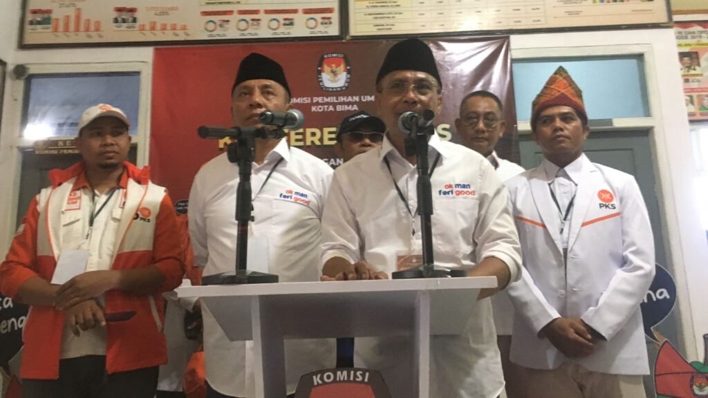 Paslon Man-Feri saat daftar ke KPU Kota Bima, Kamis (29/8/2024),