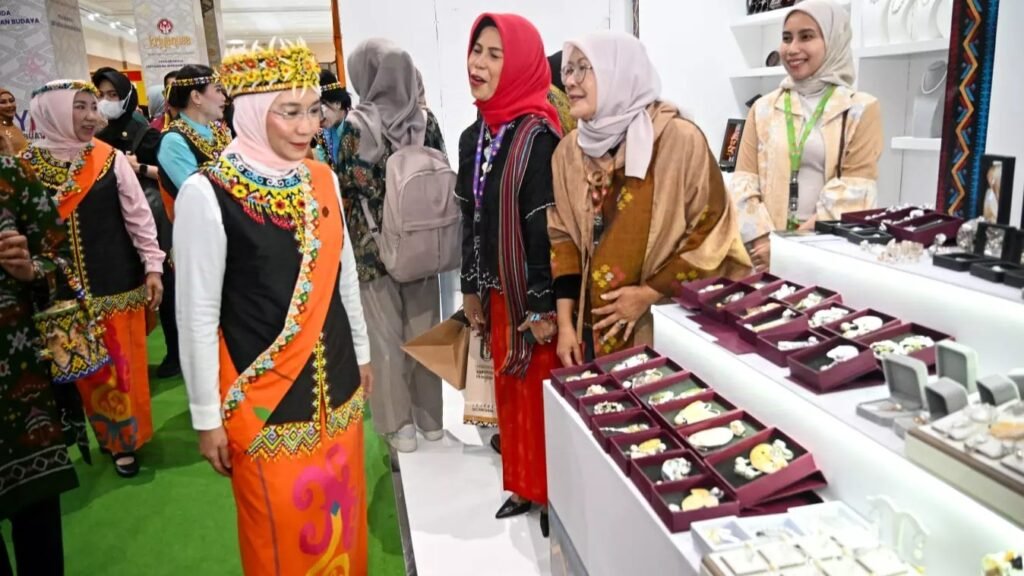 Ketua Umum Dewan Kerajinan Nasional, Wury Ma’ruf Amin menyambangi stand Dekranasda Provinsi NTB pada Pameran Kerajinan Nusantara Tahun 2024 atau Pameran KriyaNusa yang diselenggarakan oleh DEKRANAS Indonesia.