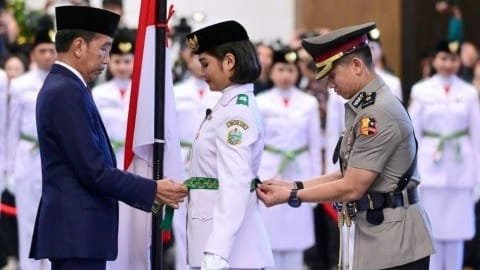 Presiden Joko Widodo (Jokowi) secara simbolis mengukuhkan Paskibraka Tingkat Pusat Tahun 2024 kepada Violetha Agryka Sianturi mewakili rekan-rekannya, di Istana Garuda, Ibu Kota Nusantara (IKN), Selasa (13/8/2024)