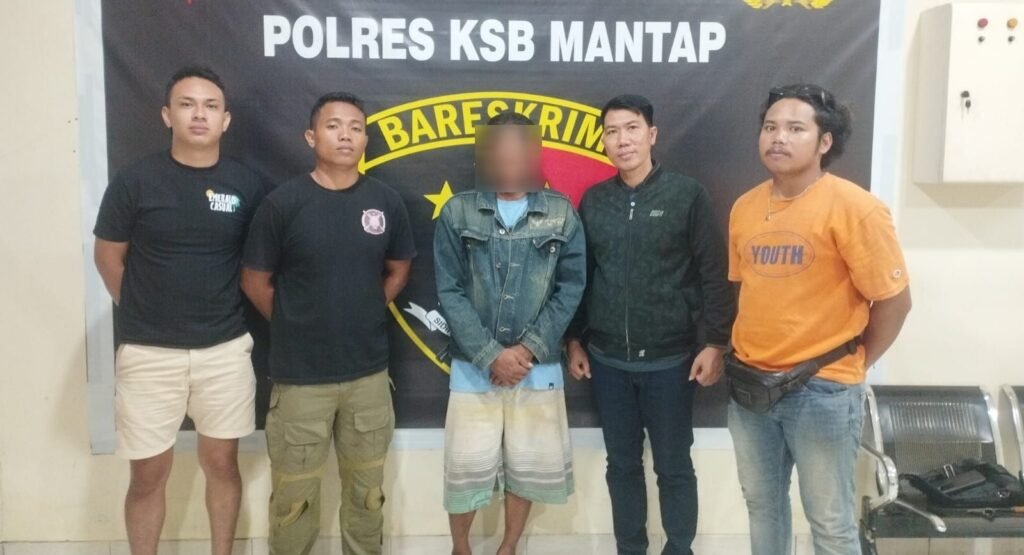 Pria inisial SD, asal Desa Batu Putih Kecamatan Taliwang Kabupaten Sumbawa Barat ditangkap polisi karena menganiaya warga, Minggu (18/8/2024).