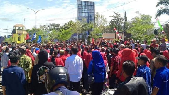 Ribuan massa pendukung salah satu Paslon Bupati dan Wakil Bupati saat pendaftaran di KPU Bima, Rabu (28/8/2024).