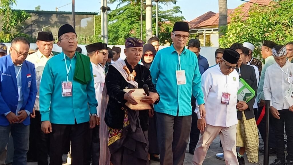 Paslon Muchsin Efendy dan Junaidi Arif (Muchsin-Junaidi) diantar partai pendukung dan simpatisan mendaftar ke kantor komisi pemilihan umum (KPU) KLU, Kamis sore (29/08/2024).