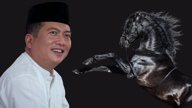 Lalu Iqbal dengan Latar Kuda Hitam