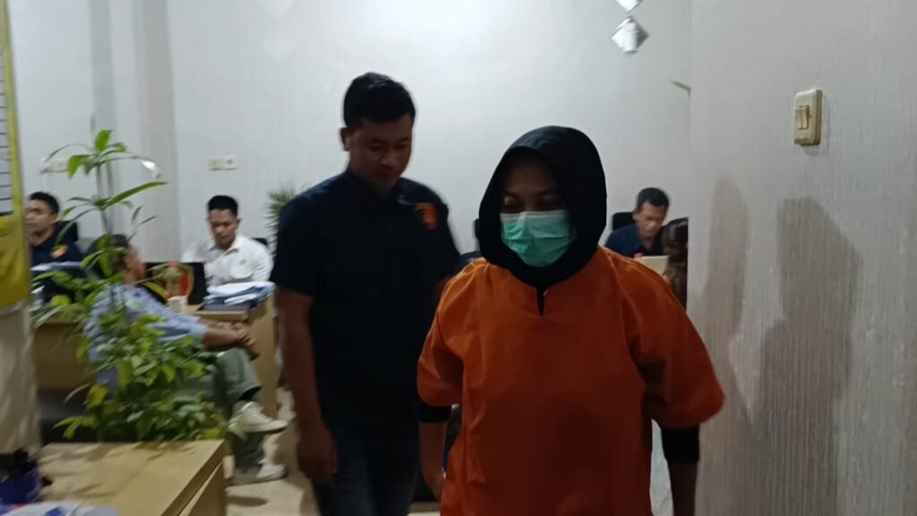 Seorang perempuan inisial DH (38) warga Dusun Bilekedit Desa Babussalam Kecamatan Gerung Kabupaten Lombok Barat diringkus polisi.