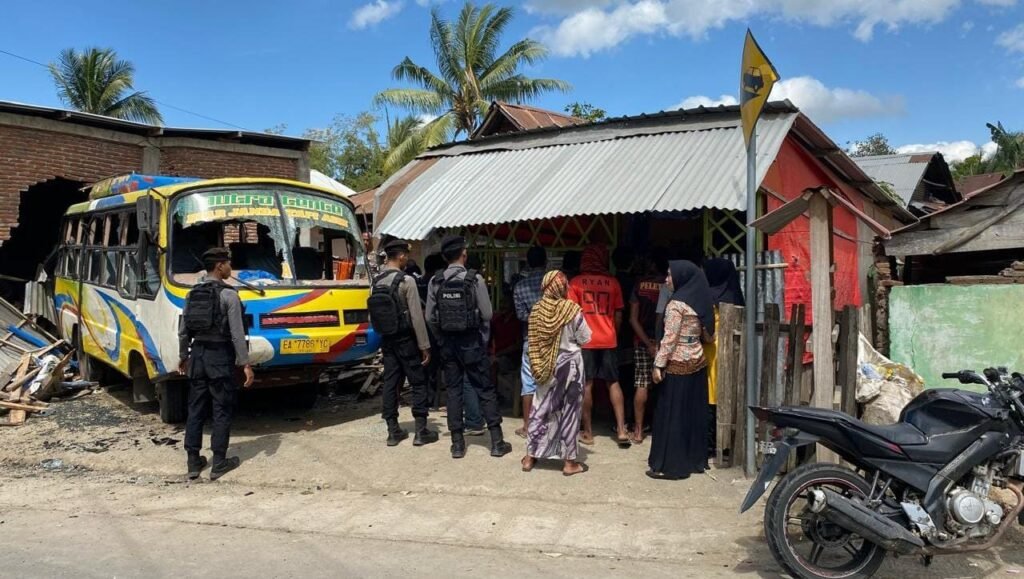 Petugas mengamankan sebuah bus yang alami kecelakaan menyebabkan satu orang tewas di Kecamatan Monta Kabupaten Bima, Kamis (12/9/2024).