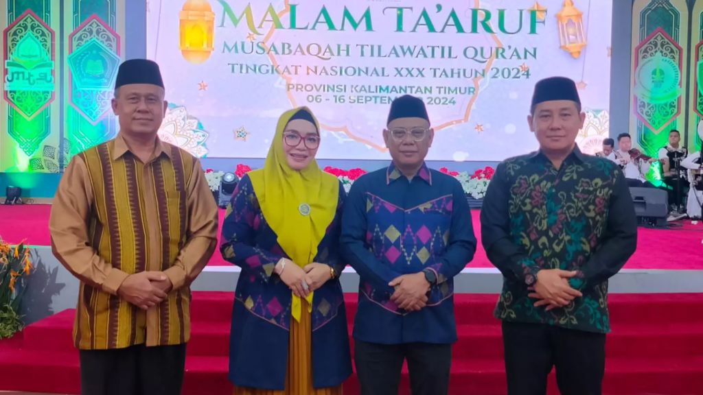 Asisten 1 Pemerintahan dan Kesra Setda NTB Drs. H. Fathurrahman, M.Si, di dampingi Staf Ahli Gubernur Bidang Sosial dan Kemasyarakatan Izzuddin Mahili serta Kepala Biro Kesra Drs, H. Sahnan, M.Pd.