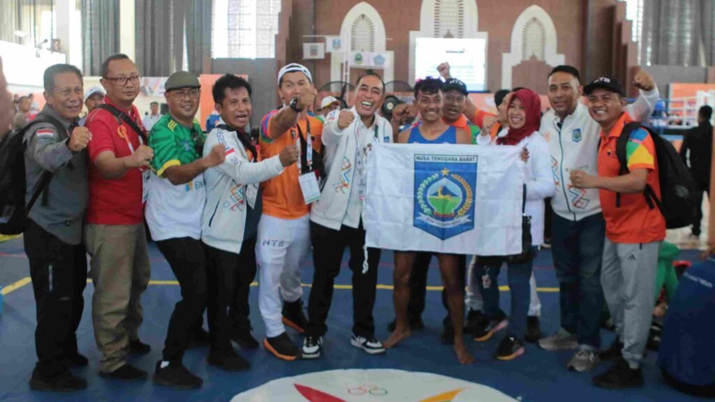 Ketua KONI bersama atlet Muaythai dan pelatih usai meraih medali emas pertama untuk NTB di PON Aceh-Sumut.