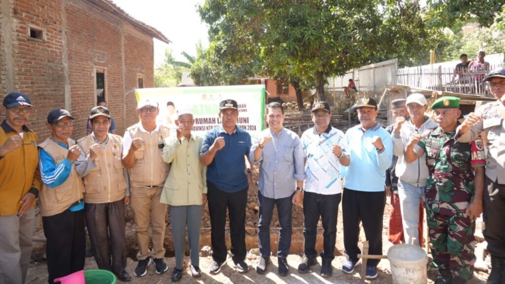 Pj. Wali Kota Bima, Drs. Mukhtar, M.H didampingi Pj. Sekda Kota Bima, H. Supratman melakukan peletakan batu pertama tanda dimulainya pembangunan rumah layak huni bagi masyarakat kurang mampu, bertempat di Kelurahan Sambinae, Kecamatan Mpunda, pada Jumat (13/9/2024).