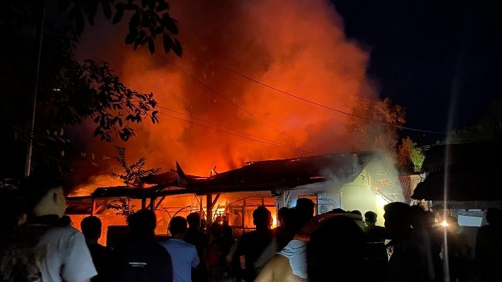 Gedung asrama Polres Bima Kota terbakar malam ini, Minggu (15/9/2024).