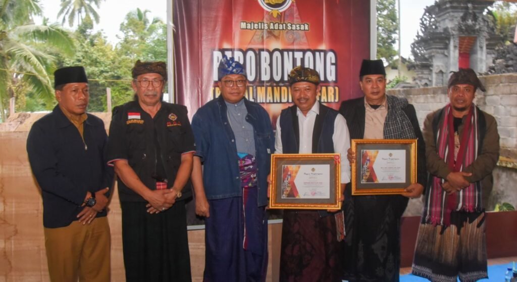 Sekda NTB Drs. H. Lalu Gita Ariadi, M. Si membuka Ritual Mandiq Safar dalam rangka kegiatan Rebo Bontong yang diselenggarakan oleh Majelis Adat Sasak (MAS), bertempat di Kemaliq Ranget Suranadi Narmada Lombok Barat, Selasa (3/9/24).