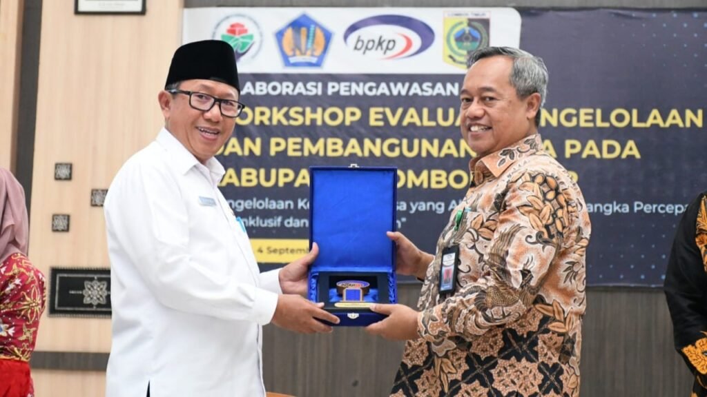 PJ Sekda, H. Hasni dengan Direktur Pengembangan Kelembagaan Ekonomi dan Investasi Desa, Daerah Tertinggal dan Transmigrasi Widarjanto saat acara workshop.