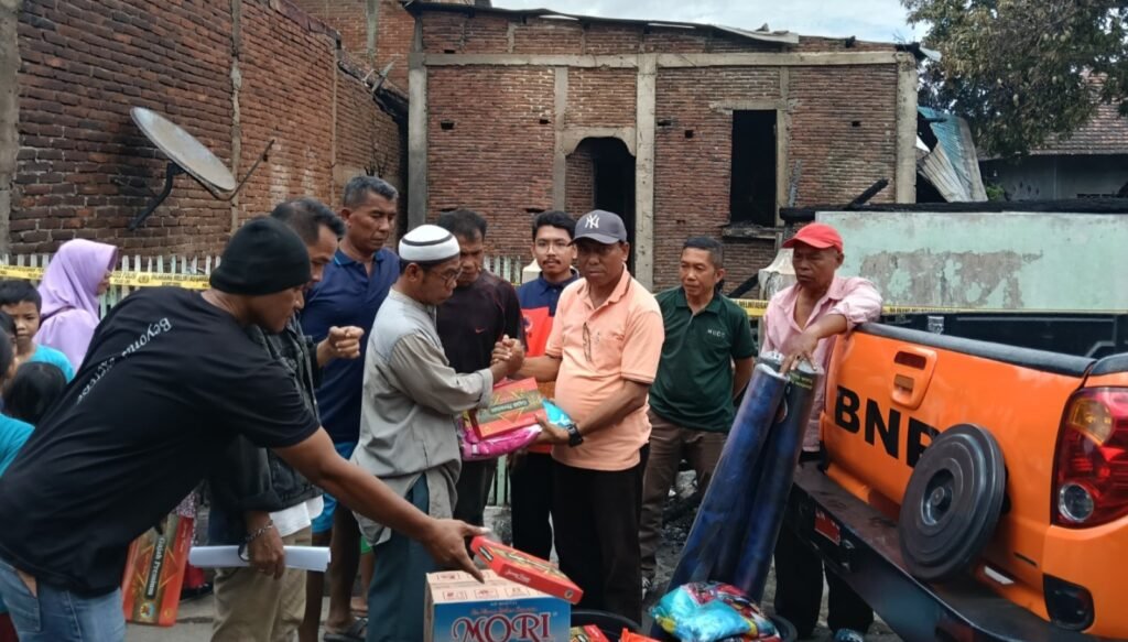 Kepala Pelaksanaan BPBD Kota Bima Gufran AH,S.Pd.M.Si menyarahkan bantuan tanggap darurat pada korban kebakaran di Kelurahan Penaraga, Jumat (6/9/2024).