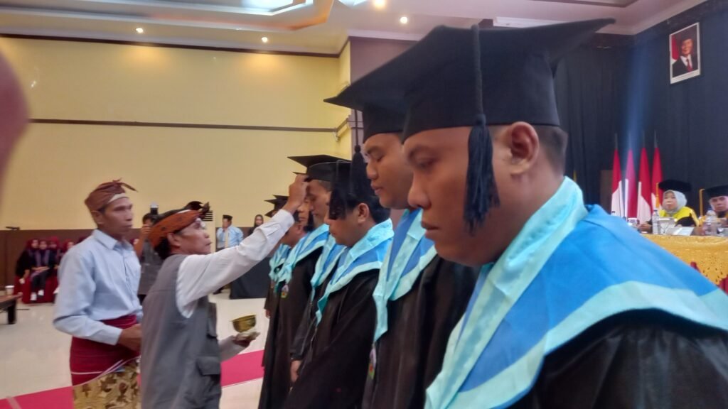 Para wisudawan dan wisudawati saat proses "Besembek". (Poto kicknews.today/Anggi)