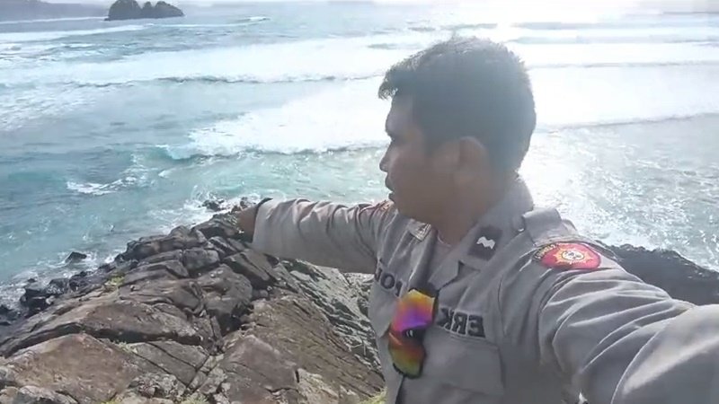Polisi menunjuk lokasi jenazah ditemukan di Pantai Semeti