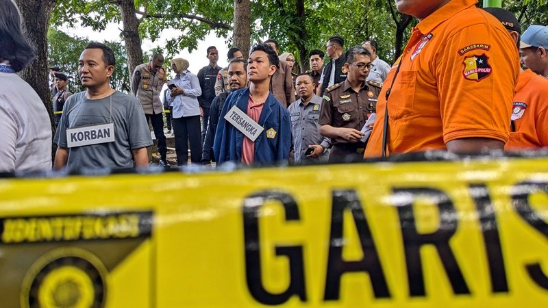 Agus (Disabilitas) saat rekonstruksi perkara di Taman Udayana Mataram