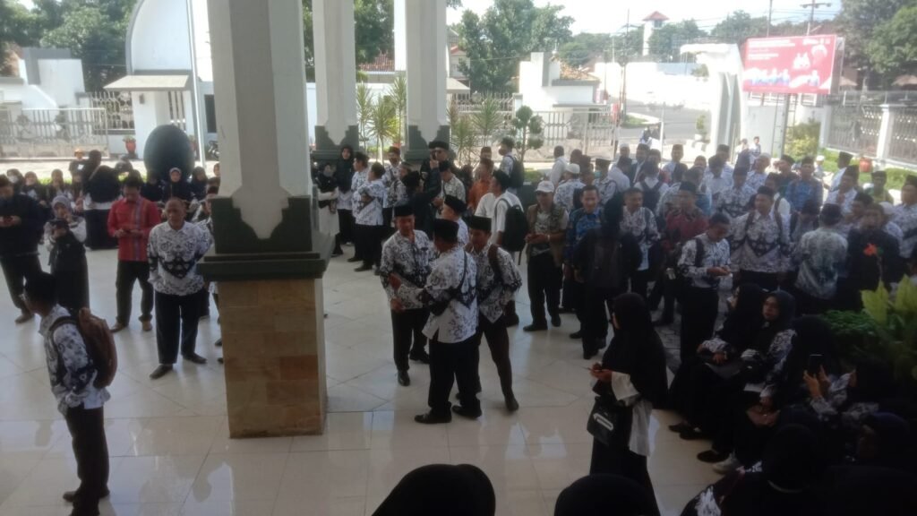 Ratusan guru PAI datangi kantor DPRD Lombok Timur