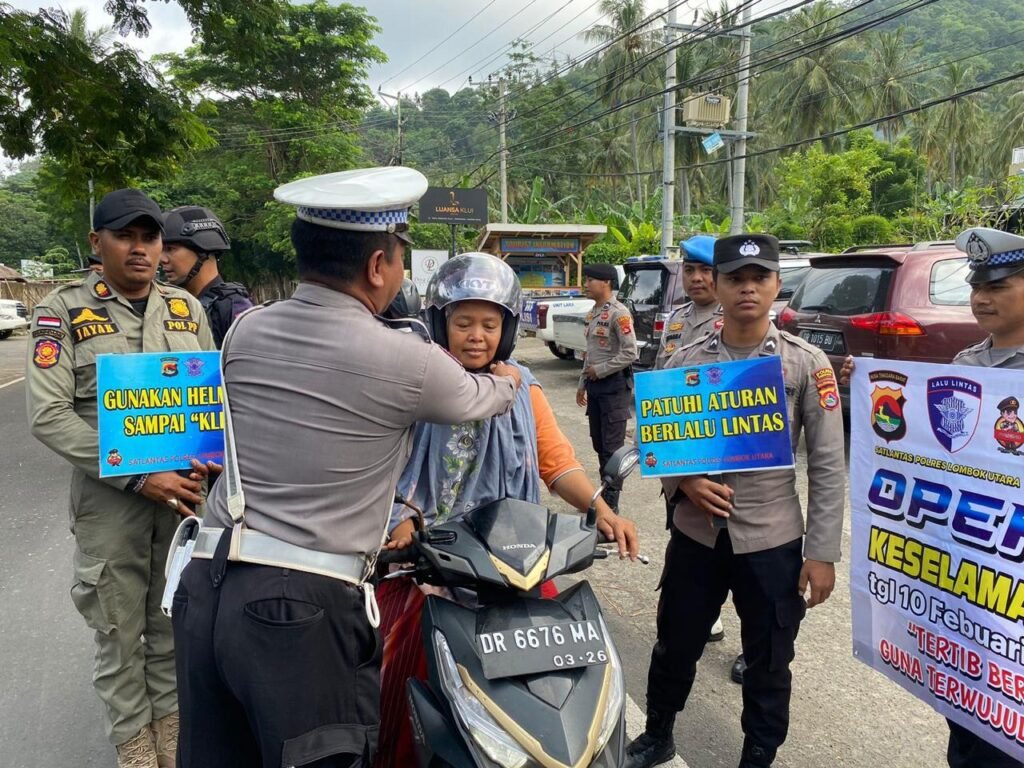 Personel Gabungan saat memberikan edukasi kepada pengguna kendaraan roda dua. (Poto kicknews.toda/Ist)