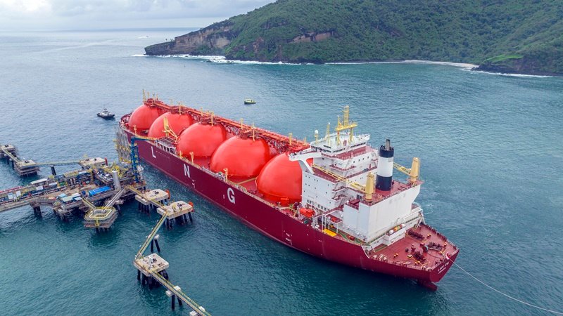 Kapal MT Lady Eva berperan dalam menunjang fasilitas LNG AMMAN dengan mengangkut LNG dari Terminal LNG Bontang, Kalimantan Timur, ke Site Batu Hijau