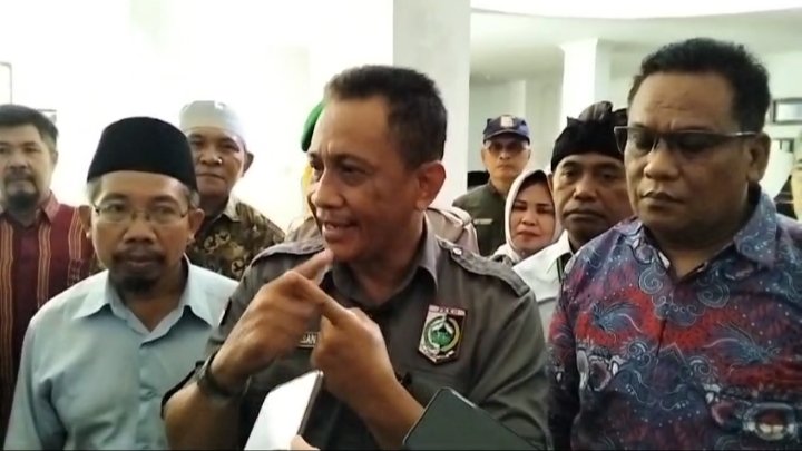 Ketua FKKD (di tengah) dan beberapa perangkat desa saat lakukan aksi spontanitas