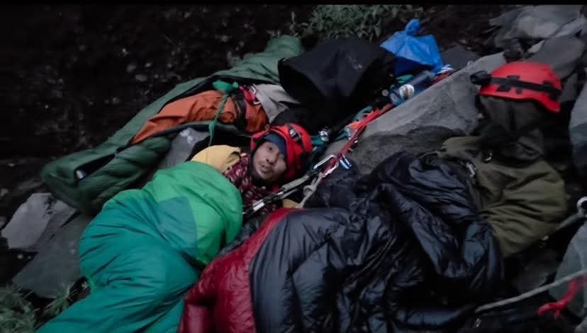 Agam dan Tim Recue saat tidur di Tebing Rinjani saat evakuasi Juliana