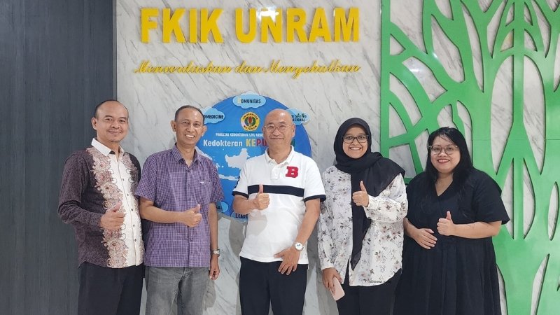Prof Hamsu (kedua kanan) dengan perwakilan Ryukyus University dari Jepang untuk proyek riset internasional