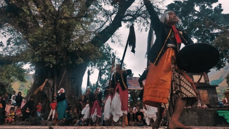 Tari tandang mendet dalam ritual upacara sakral Ngayu Ayu