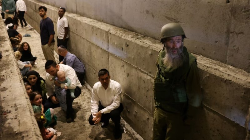 Warga Israel berlindung di stasiun kereta bawah tanah di Ramat Gan/Tel Aviv saat sirene Iran meraung—markas darurat bagi keluarga, hewan, dan pekerja, dalam tekanan konflik yang memaksa mereka tidur di tempat publik (Foto: The Times of Israel)