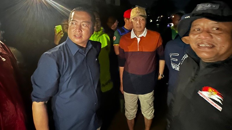 Gubernur NTB Lalu Muhamad Iqbal saat memantau langsung proses evakuasi warga saat banjir di Mataram