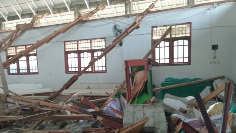 Kerusakan bangunan akibat gempa di Poso hari ini