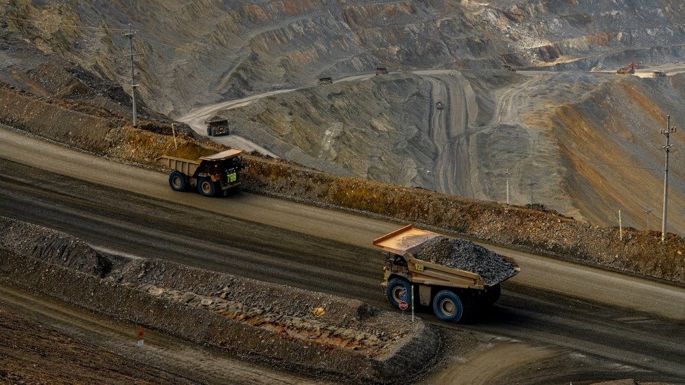 Kegiatan penambangan di Tambang Batu Hijau menggunakan truk angkut milik PT Amman Mineral Nusa Tenggara (AMMAN). Foto: (AMMAN)