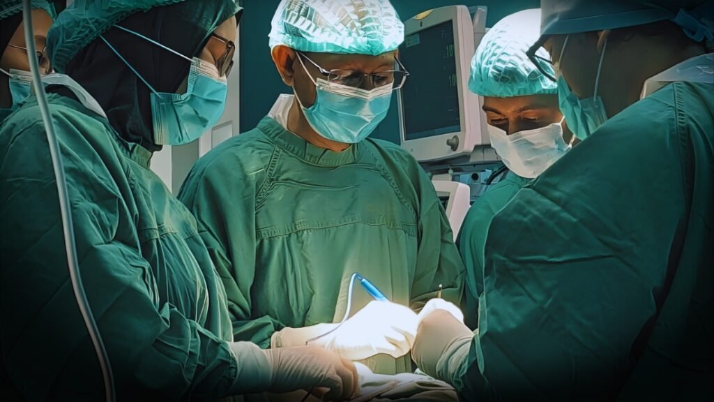 Prof Hamsu Kadriyan saat memimpin operasi