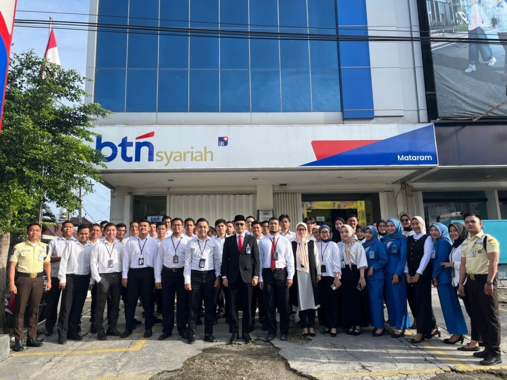Para pegawai BTN Syariah Kantor Cabang Mataram berfoto bersama di depan kantor mereka sebagai bentuk kesiapan menyambut transformasi BTN Syariah menjadi Bank Syariah Nasional (BSN)