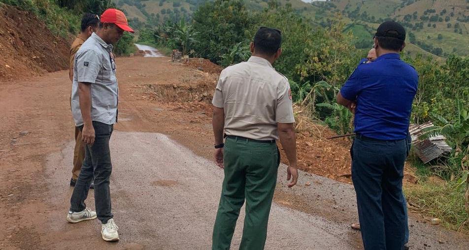BPBD NTB tinjau jalan rusak di Parado Kabupaten Bima.