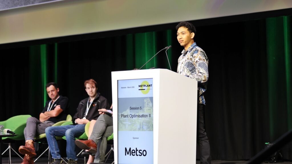 Perwakilan tim Metallurgy AMMAN saat mempresentasikan inovasi pengolahan tembaga di ajang MetPlant 2026 di Adelaide, Australia. Inovasi dari tambang Batu Hijau, Sumbawa Barat, itu meraih penghargaan Best Paper setelah dinilai mampu meningkatkan recovery tembaga sekaligus menekan konsumsi bahan kimia dalam proses pengolahan mineral.