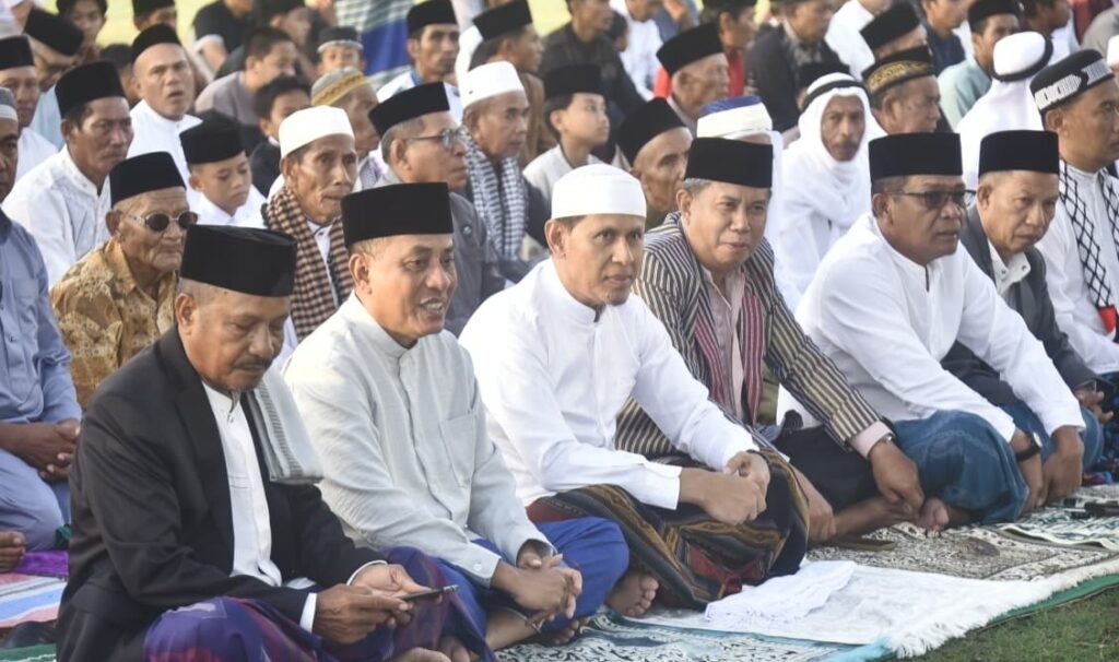 Bupati dan Wakil Bupati Bima salat Idul Adha di Lambu.