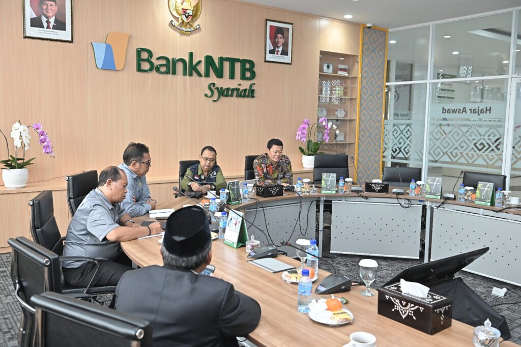 Rapat finalisasi skema KUR PMI dan magang luar negeri yang digelar Bank NTB Syariah bersama Pemprov NTB sebagai upaya membuka akses pembiayaan resmi dan menekan praktik rekrutmen ilegal pekerja migran.