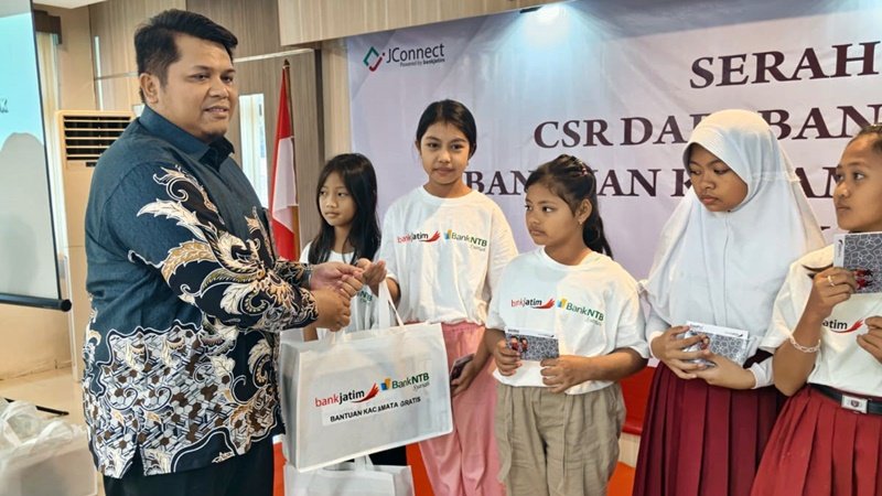 Pemberian kacamata gratis oleh Bank NTB Syariah dan Bank Jatim kepada pelajar