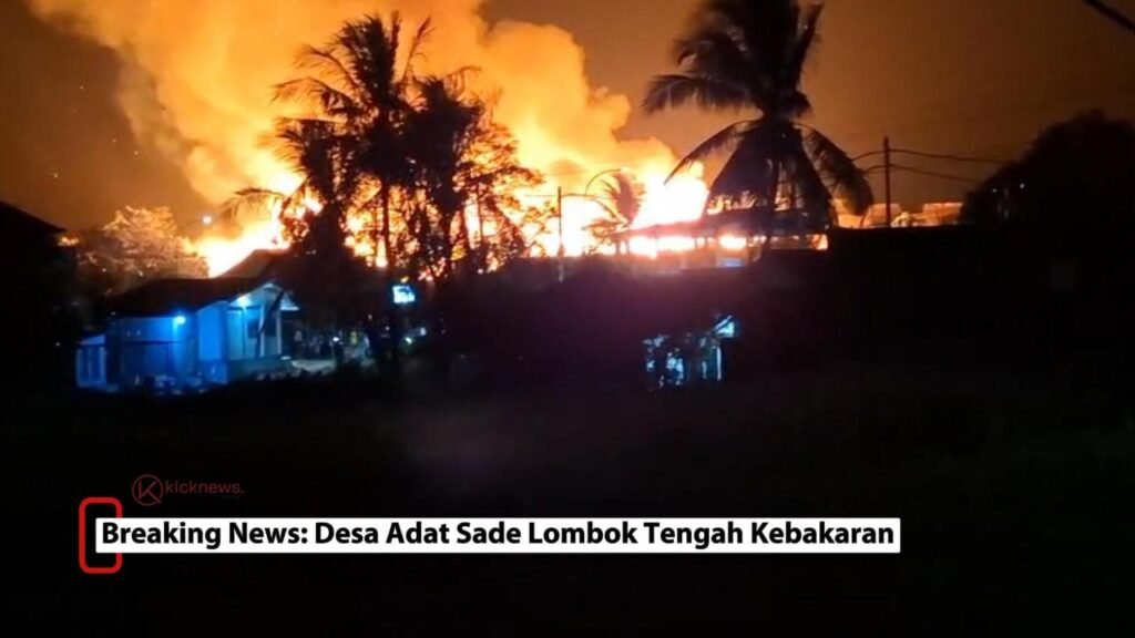 Kobaran api terlihat membesar di kawasan Desa Adat Sade, Desa Rembitan, Kecamatan Pujut, Lombok Tengah, Sabtu malam (22/8/2026). Hingga berita diterbitkan, jumlah bangunan terdampak, korban, dan penyebab kebakaran masih dalam proses konfirmasi